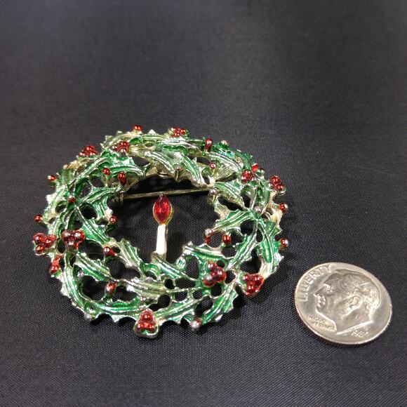 Vintage 1950s Christmas Wreath Enamel Brooch, Red Green Metallic Enamel - Picture 6 of 10